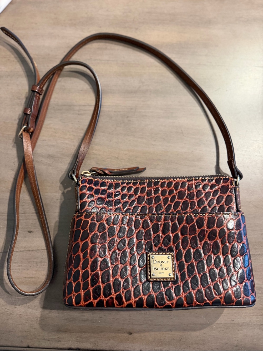 Dooney & Bourke Croc Embossed Leather Crossbody Bag Brown Y2K Shoulder Purse
